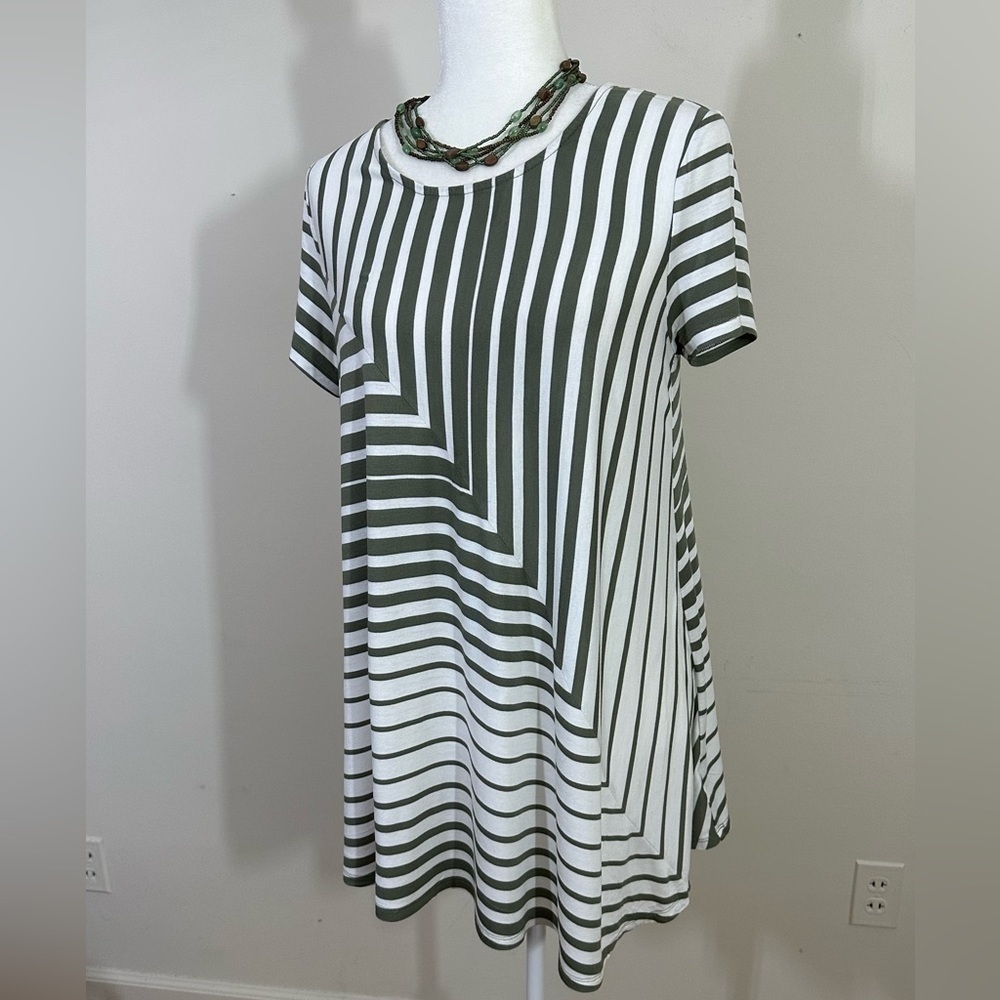 Jessica Simpson sz Md maternity top in olive and off white wandering stripes